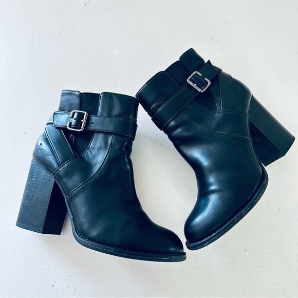 Aldo Black faux leather Buckle Strap Ankle Boots size 7.5 - Picture 8 of 11